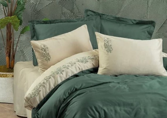 رو تختی سبز برای دکوراسیون آرامش‌ بخش اتاق خواب